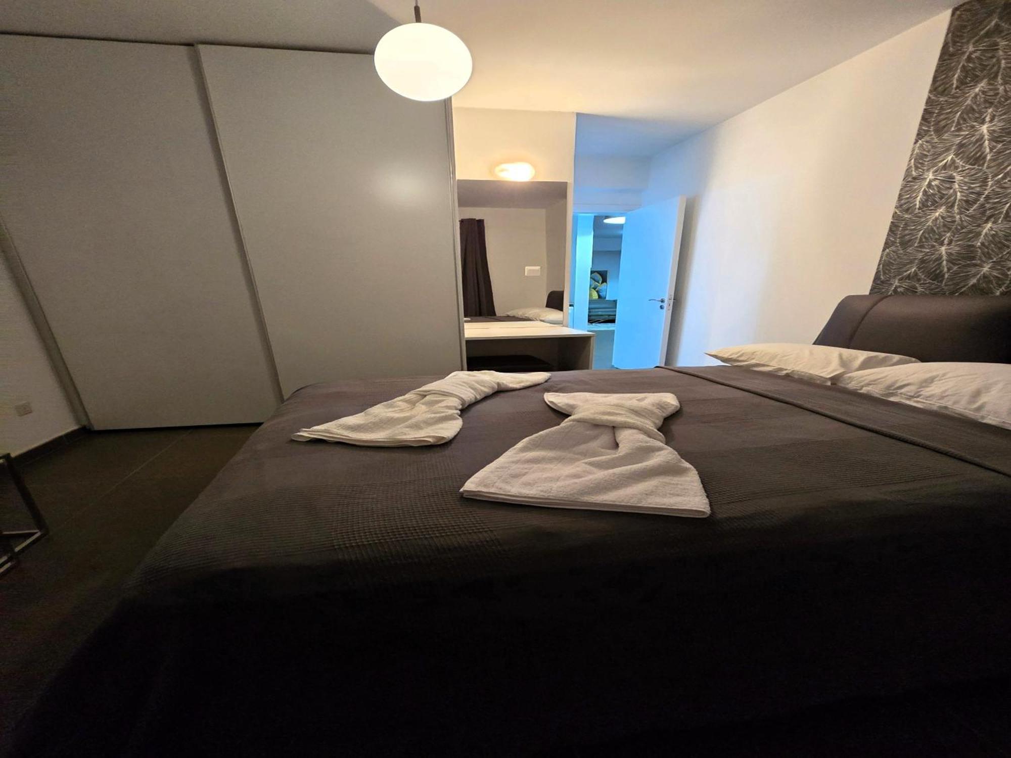 Golden Bay Deluxe Holiday Apartment Протарас Екстериор снимка
